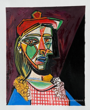 Femme en béret et robe vérifiée