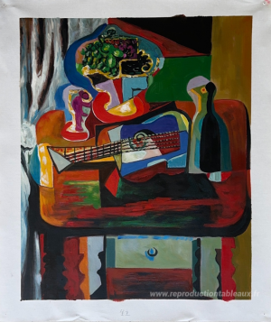 Guitare, bouteille, plat de fruits et verre sur la table