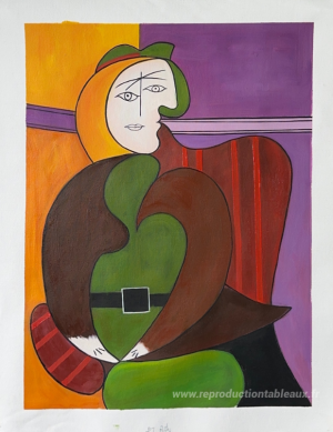 Femme assise dans un fauteuil rouge